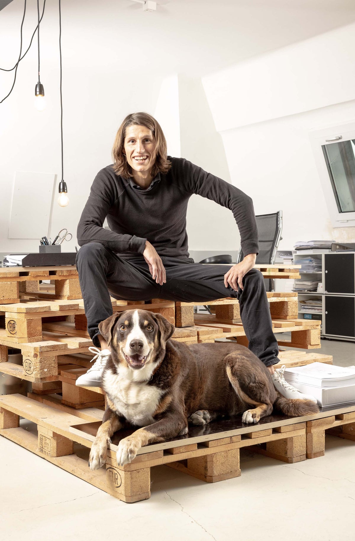 Co-Founder Michael, der schönes Hundezubehör liebt, mit Tao, der das Hundefutter von napani zu Fressen gern hat.